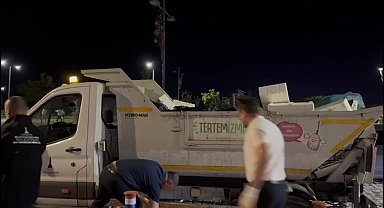 İşçilerin grev yaptığı İzmir'de Büyükşehir Belediye Başkanı Tugay Kordon'da çöp topladı