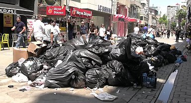 İzmir Büyükşehir Belediye Başkanı Tugay, grev nedeniyle biriken çöpleri vatandaşlarla birlikte topladı 