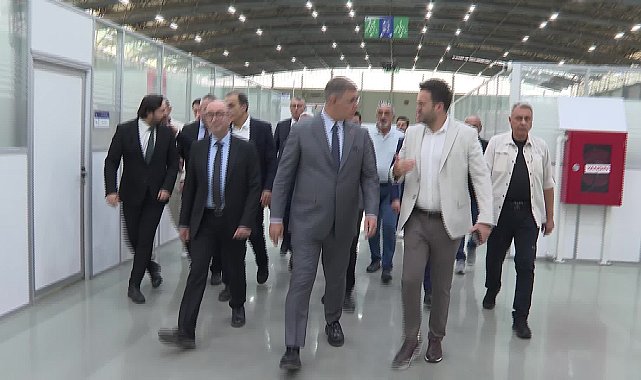 İzmir Büyükşehir Belediye Başkanı Tugay personel ile bayramlaştı: “Bu şehrin hizmetinde olmak onurdur”