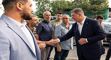 İzmir Büyükşehir Belediye Başkanı Tugay, vatandaşla bayramlaştı