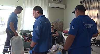 İzmir Büyükşehir Belediyesi evi zarar gören aileyi, Uzundere konutlarına taşıdı