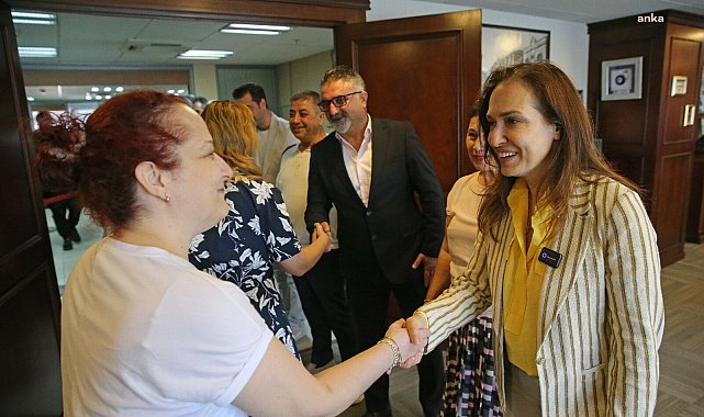 Karşıyaka Belediye Başkanı Ünsal, ilçe sakinleriyle bayramlaştı