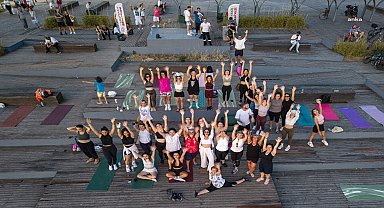 Karşıyaka Belediyesi'nden Bostanlı sahilinde yoga buluşması
