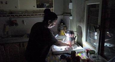 Kızıyla birlikte mum ışığında yaşayan anne: 