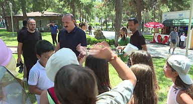  Konyaaltı Belediye Başkanı Kotan'dan çocuklara karne hediyesi dondurma ikramı 