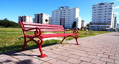 Konyaaltı'nda banklar renkleniyor