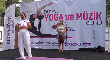 Konyaaltılılar keman dinletisi eşliğinde yoga yaptı