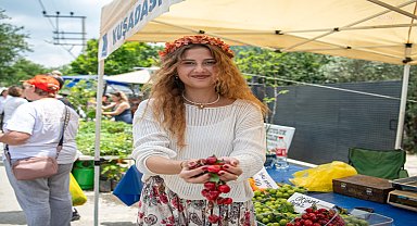 Kuşadası'nda düzenlenen Kiraz Şenliği, büyük ilgi gördü