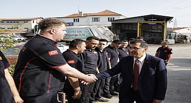 Kütahya Belediye Başkanı Kahveci, görevi başındaki personelle bayramlaştı