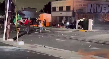Los Angeles'ta göçmenlik bürolarına karşı protestolar sürerken Trump, göstericielre karşı ABD Ulusal Muhafızları’nı görevlendirdi