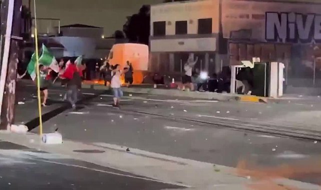 Los Angeles'ta göçmenlik bürolarına karşı protestolar sürerken Trump, göstericielre karşı ABD Ulusal Muhafızları’nı görevlendirdi
