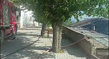 Malatya'da örtü yangını: İki ev kullanılamaz hale geldi