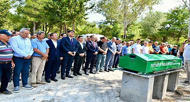 Marmaris depreminde panik atak geçirerek hayatını kaybeden 14 yaşındaki Günlü, Fethiye’de toprağa verildi