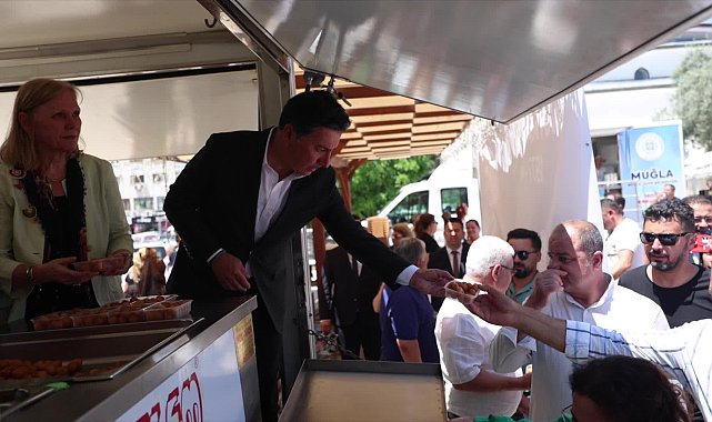 Muğla'da Ferdi Zeyrek için lokma hayrı... Büyükşehir Belediye Başkanı Aras:
