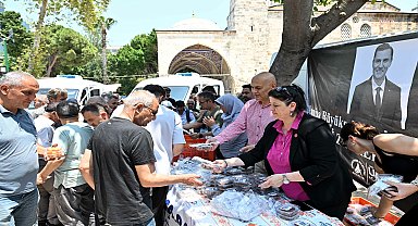 Muratpaşa Belediyesi, Ferdi Zeyrek hayrına helva dağıttı