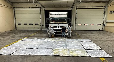 Nahçıvan gümrük yetkilileri, Türkiye'ye seyreden TIR'da 77 kilogram uyuşturucu ele geçirdi