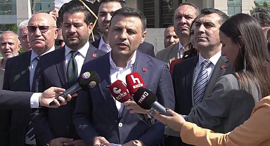 Özgür Çelik'ten sevk görüntülerine tepki: Darbe dönemini yansıtan görüntü... Masumiyet karinesi yok ediliyor. İnsanların onuruyla, şerefiyle oynuyorlar. Hukuku ayaklar altına alıyorlar