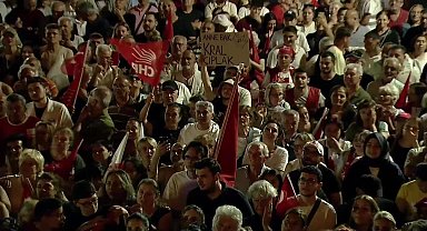 Özgür Özel Büyükçekmece'de... Özel'den Erdoğan'a etkin pişmanlık yanıtı: Ben etkin pişmanlık falan bilmem. Bu millet seni gönderecek