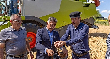 Özgür Özel Tekirdağ'da çiftçilerle buğday hasadı yaptı