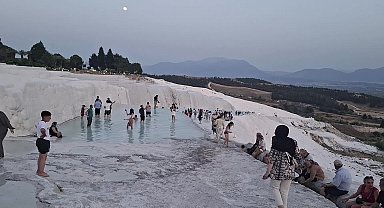Pamukkale’ye gece saatlerinde de yoğun ilgi 