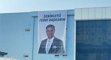 “Seninleyiz Ferdi Başkanım” pankartı hastane duvarına asıldı