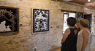 Serap Yalçınsoy’un “İzler” sergisi, Kuşadası Belediyesi İbramaki Sanat Galerisi’nde