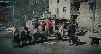 Sessizliğin tanıklığı festivallerde: “Dağlardan Başka Tanık Yok”