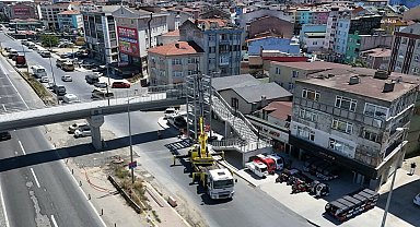 Silivri Eski Sanayi Üst Geçidi’nde asansör montajı sürüyor