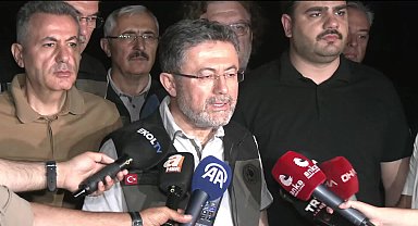 Tarım ve Orman Bakanı Yumaklı İzmir'de yangın bölgesinde:
