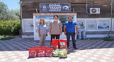 Tepebaşı'nda patili dostlara mama bağışı devam ediyor
