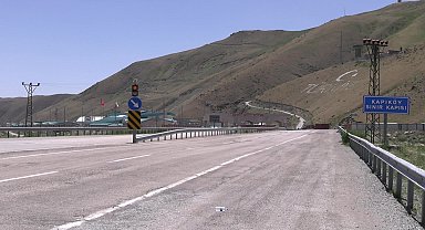 Türkiye-İran arasındaki Kapıköy Gümrük Kapısı'nda giriş-çıkışlar sürüyor... 