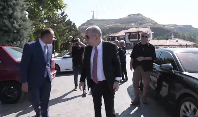 Ümit Özdağ, Hacı Bayram Veli Camisi’nde şükür namazı kıldı
