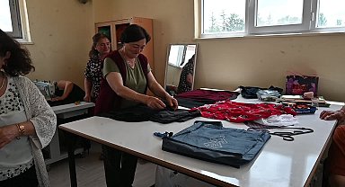 Yozgat’ta kasaba kadınları, diktikleri kıyafetleri podyumda sergiledi