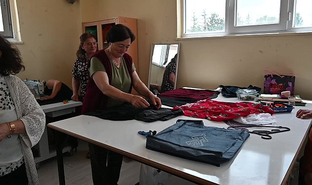 Yozgat’ta kasaba kadınları, diktikleri kıyafetleri podyumda sergiledi