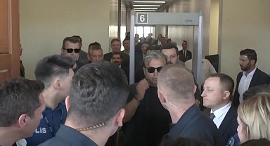 Yurt dışından dönen CHP Genel Başkanı Özel’i, İstanbul Havalimanı’nda partililer karşıladı