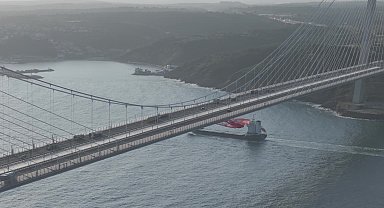 15 Temmuz'un yıl dönümü için İstanbul Boğazı'ndaki köprülere Türk Bayrakları asıldı