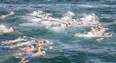 7’inci Büyükçekmece Körfezi Açık Deniz Yüzme Maratonu'nda 48 farklı kategoride 140 sporcu yarıştı