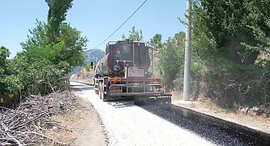 Antalya ile Isparta’yı birbirine bağlayan Haskızılören Mahalle Yolu'nda asfalt çalışması