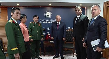 Bakan Güler, IDEF 2025’te Vietnam ve Pakistanlı mevkidaşlarını kabul etti