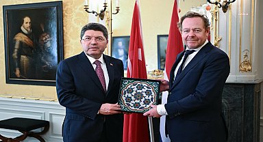 Bakan Tunç, çalınarak yurtdışına çıkarılan tarihi çiniyi teslim aldı
