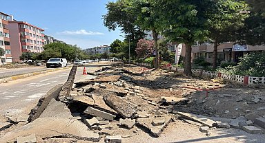 Bandırma Belediyesi'nden Mehmetçik Caddesi’nde çift yönlü kaldırım çalışması
