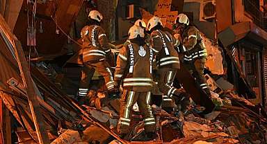 Beyoğlu'nda bir büfede meydana gelen patlamada bina çöktü