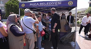 Buca’da vatandaşlara aşure ikramı