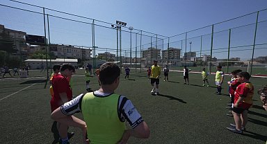 Bucalı minik kramponlar futbol eğitiminde