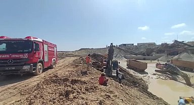 Çatalca’daki kum ocağında göçük… Bir kepçe operatörü için arama çalışmaları devam ediyor