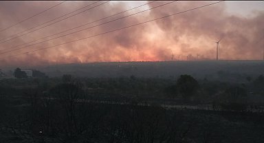 Çeşme'deki orman yangınına müdahale sürüyor