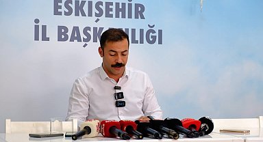 CHP Eskişehir İl Başkanı Talat Yalaz: “Pankarta saldıran sıradan vatandaş değil, AK Parti Odunpazarı Kadın Kolları yöneticisi”