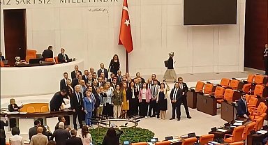 CHP'lilerin belediyelere yönelik operasyonları protesto ederek kürsüyü işgal etmesinin ardından TBMM Genel Kurulu kapandı: Hak, hukuk, adalet