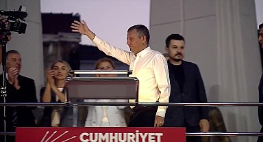 CHP'nin Millet İradesine Sahip Çıkıyor Mitingi Bakırköy'de... Özgür Özel, iki bağımsız milletvekiline CHP rozeti taktı