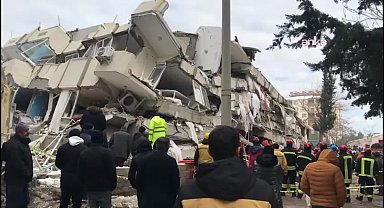 Depremde yıkılan Arı Apartmanı soruşturmasında eski Besni Belediye Başkanı Tuğsuz ve 2 kamu görevlisine soruşturma izni verildi